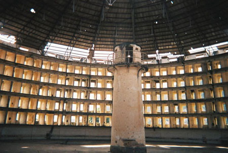 L'intérieur de la prison Presidio Modelo, à  Cuba, construite sur le modèle du panoptique de Michel Foucault. Photo I. Friman. 