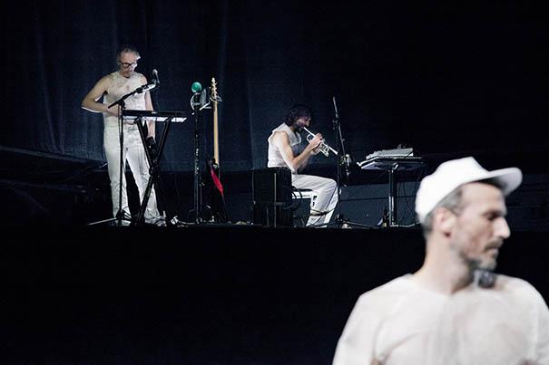 iFeel3 - une pièce chorégraphique de Marco Berrettini, avec Christine Bombal, Nathalie Broizat, Sébastien Chatellier, Marion Duval et Summer Music (Samuel Pajand et Marco Berrettini). ADC, Genève, le 11 janvier 2016. © Dorothée Thébert Filliger