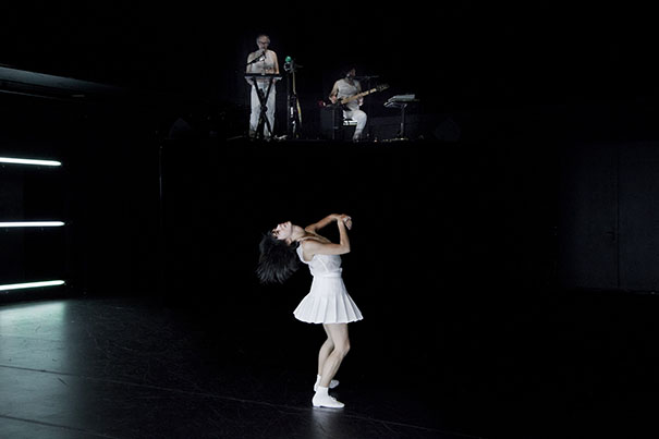 iFeel3 - une piÃ¨ce chorÃ©graphique de Marco Berrettini, avec Christine Bombal, Nathalie Broizat, SÃ©bastien Chatellier, Marion Duval et Summer Music (Samuel Pajand et Marco Berrettini). ADC, GenÃ¨ve, le 11 janvier 2016. Â© DorothÃ©e ThÃ©bert Filliger