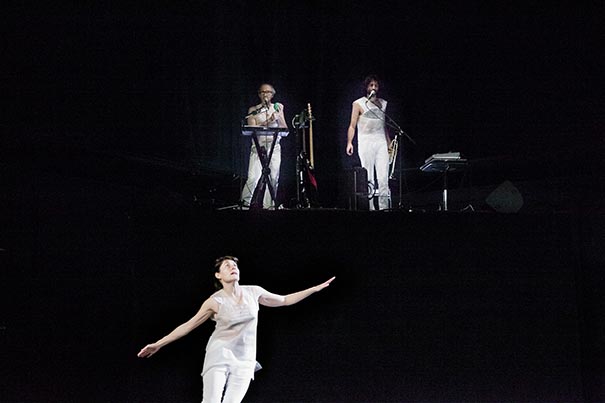 iFeel3 - une piÃ¨ce chorÃ©graphique de Marco Berrettini, avec Christine Bombal, Nathalie Broizat, SÃ©bastien Chatellier, Marion Duval et Summer Music (Samuel Pajand et Marco Berrettini). ADC, GenÃ¨ve, le 11 janvier 2016. Â© DorothÃ©e ThÃ©bert Filliger